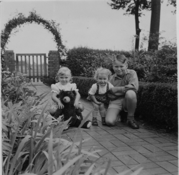 Im Bockhorner Vorgarten , Gepko Cipa, Ellen Cipa und Enno Cipa