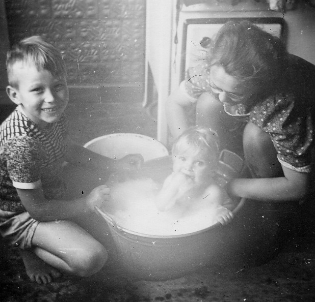 Gepko , Ellen und Herta Cipa waschen die Kleine