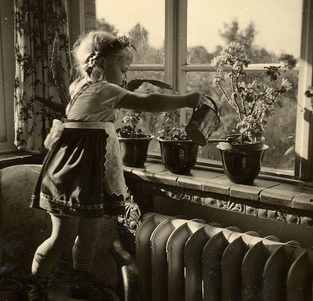 Ellen Cipa 1952 beim Plempern mit Wasser im Wintergarten