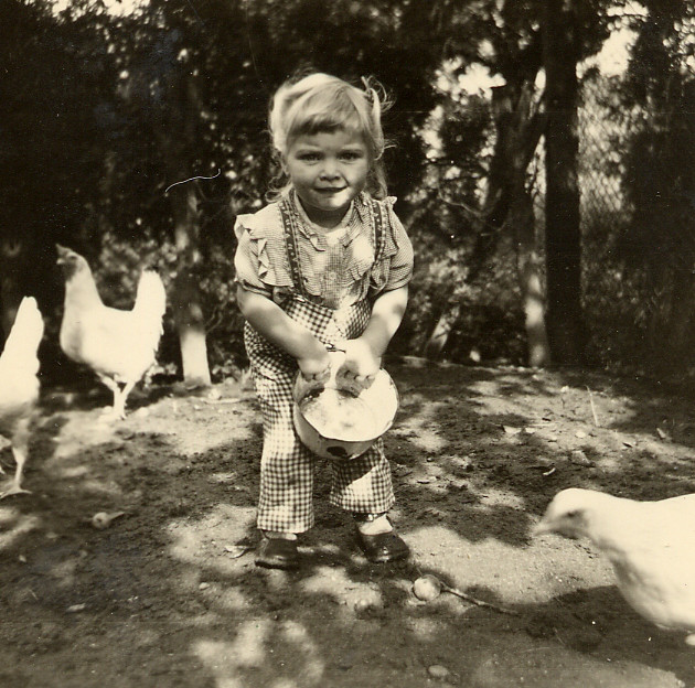 Ellen und die Huehner 1951 in Bockhorn