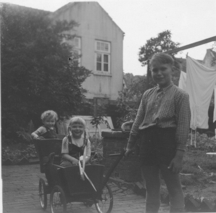 1954 in Emden im Garten der Lienbahnstrasse