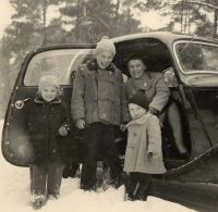 HertaCiapGepkoEllenEnno_Winter_1954.jpg