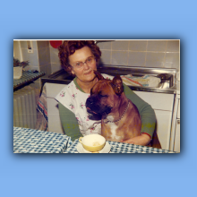 Herta Cipa  mit Hund in Kleinselheim 1976